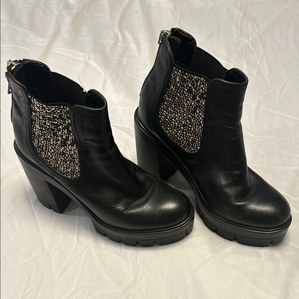 Stylish Black Ankle Boots with Glitter Detail